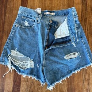 High waisted jean Levi’s Mom Shorts